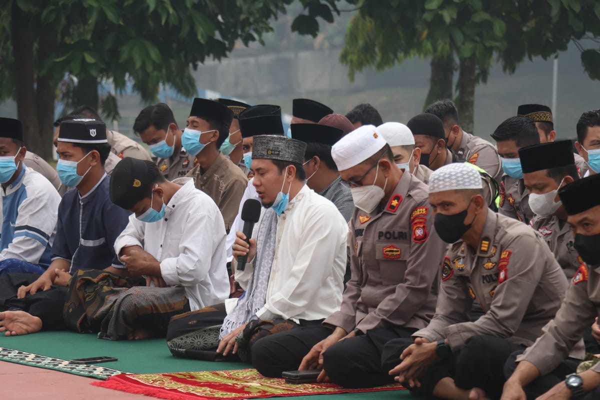 Di Bawah Langit yang Tak Kunjung Menurunkan Hujan