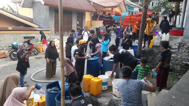 Respon Krisis Air Bersih, Pemkab Fakfak Salurkan Bantuan Kepada Warga