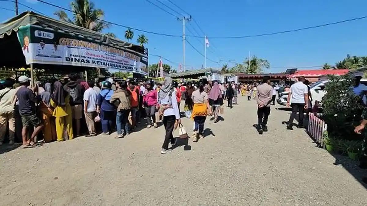 Ratusan Ibu Rumah Tangga Di Nabire Serbu Pasar Murah