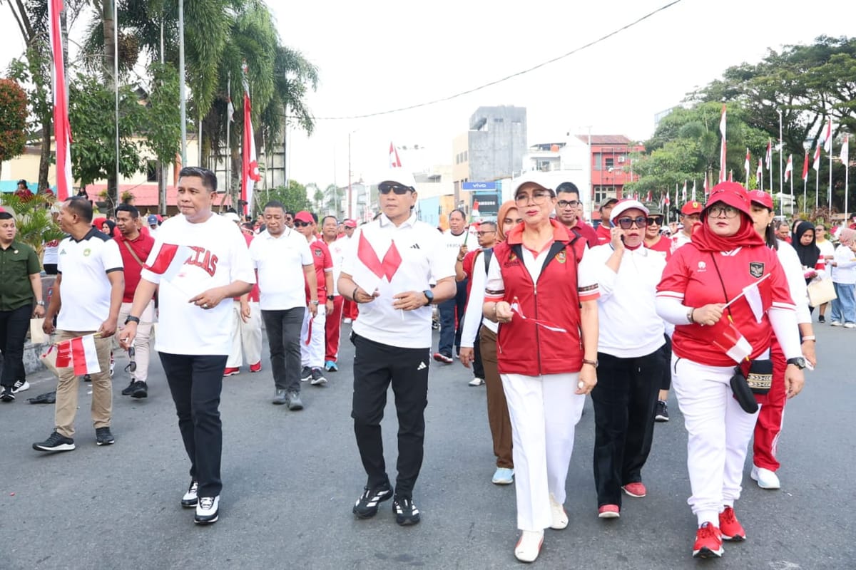 Peringati HUT Ke-81 RI, Bendera 81 Meter Dibentangkan di Lapangan Merdeka Ambon