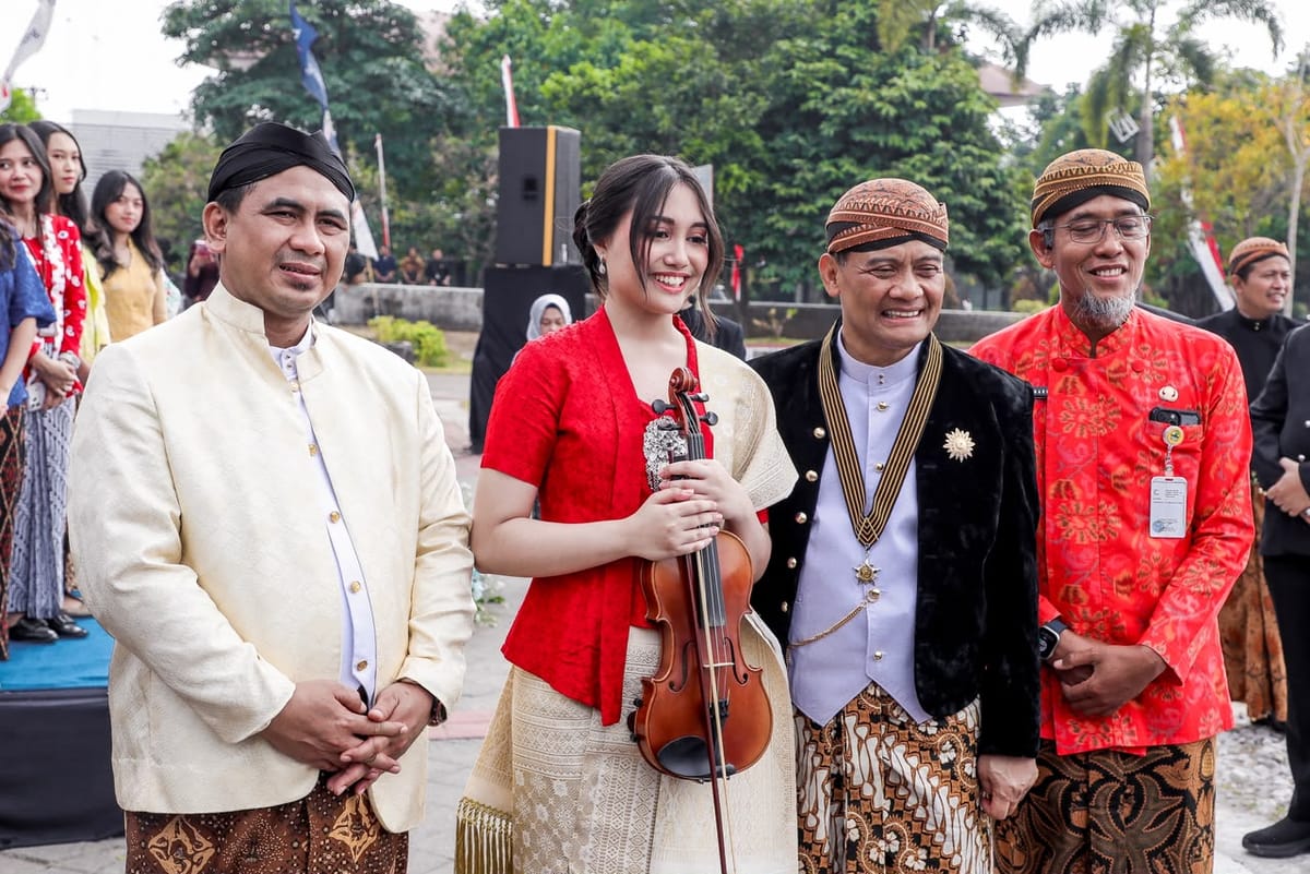 Keponakan dari WR Soepratman, Antea Putri Turk (17) Nyanyikan Indonedia Raya 3 Stanza