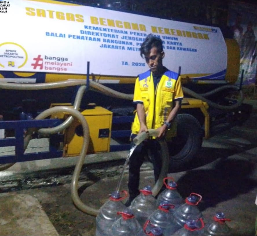 Masyarakat Terdampak Kekeringan  Pebayuran Bekasi mendapat 8.000  Liter Air Bersih
