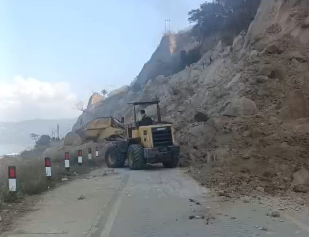 Menteri PU Kerahkan Alat Berat Tangani Longsoran Pasca Gempa NTT