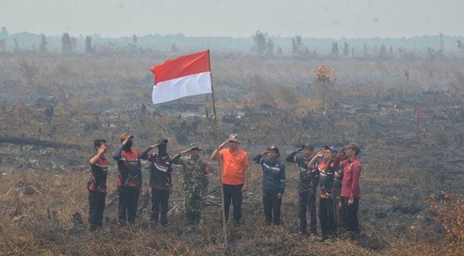 Merah Putih Berkibar di Tengah Asap, Relawan Mengingatkan Ancaman Karhutla bagi Alam Kalteng