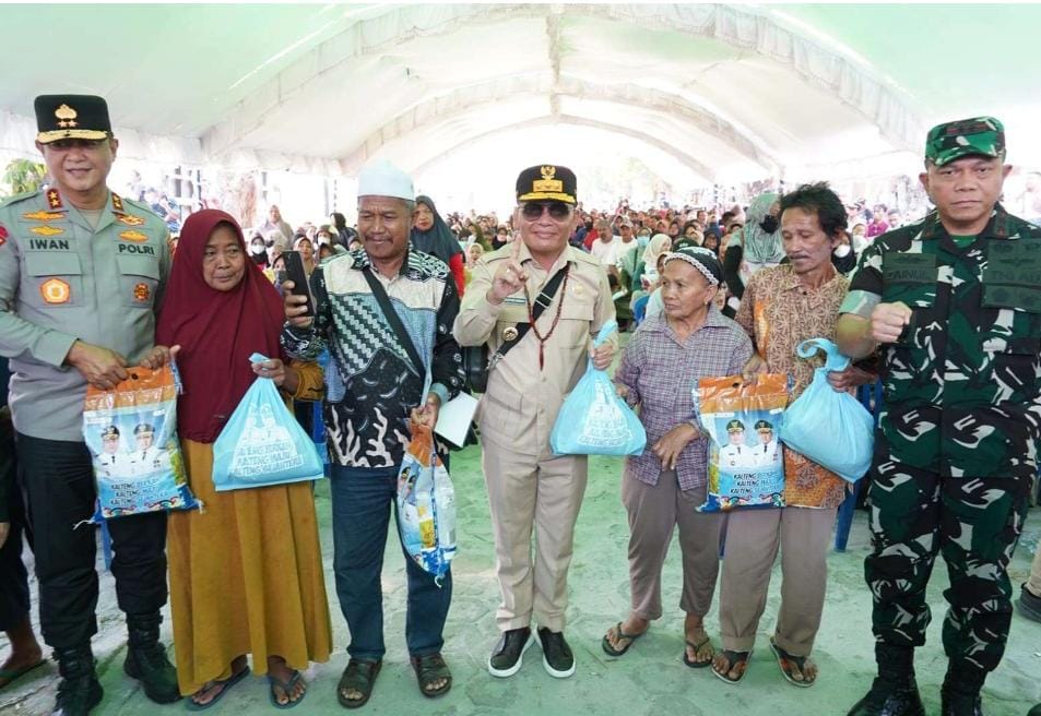 Pemprov Kalteng Hadir Bantu Warga Hadapi Kemarau, Sembako Gratis, Masker dan Air Bersih Dibagikan di Sampit