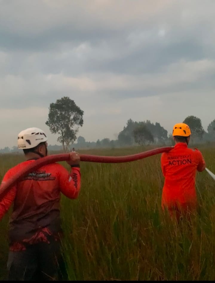 Sigap Karhutla, Rumah Zakat Kalsel Bantu Pemadaman di Jejangkit