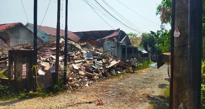Rumah Dua Lantai Tak Berpenghuni Ambruk, Timpa Rumah Tetangga di Gambut