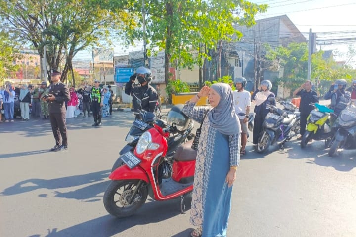Pengendara Berhenti Sejenak, Hormati Bendera Merah Putih di Jalan Ahmad Yani Banjarmasin