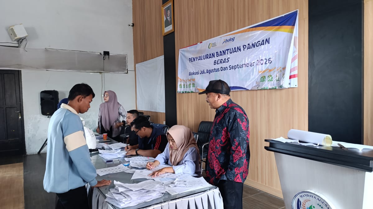 30 Kilogram Beras untuk 278 Keluarga, Kades Tlekung Turun Langsung Pastikan Bantuan Tepat Sasaran
