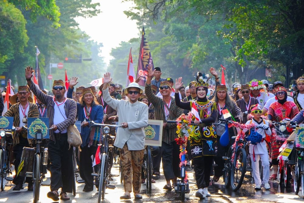Pawai Pembangunan Solo Angkat Isu Lingkungan, Wali Kota Respati: “Sayangi Semesta, Hidup Bahagia”