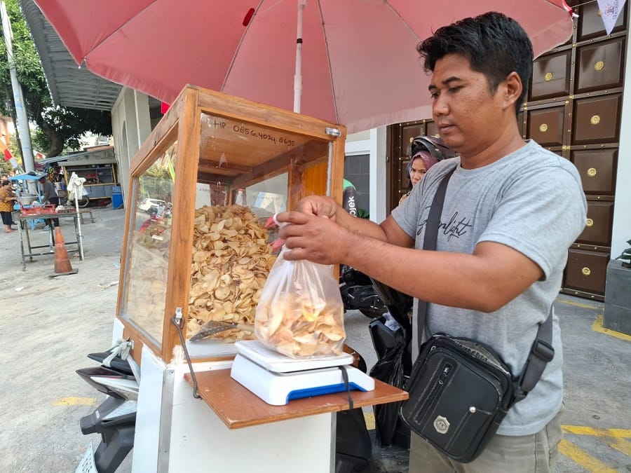 Kotak kaca penuh keripik singkong, milik Parno, siap menanti pembeli. (Foto: Ciptati Handayani)