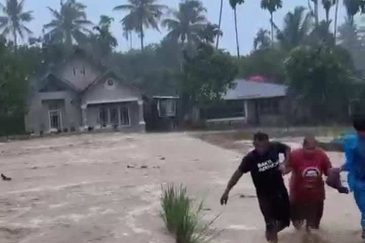 Hujan Ekstrem, 15 Titik di Padang Dilanda Banjir, Warga Guo Kuranji Evakuasi Mandiri