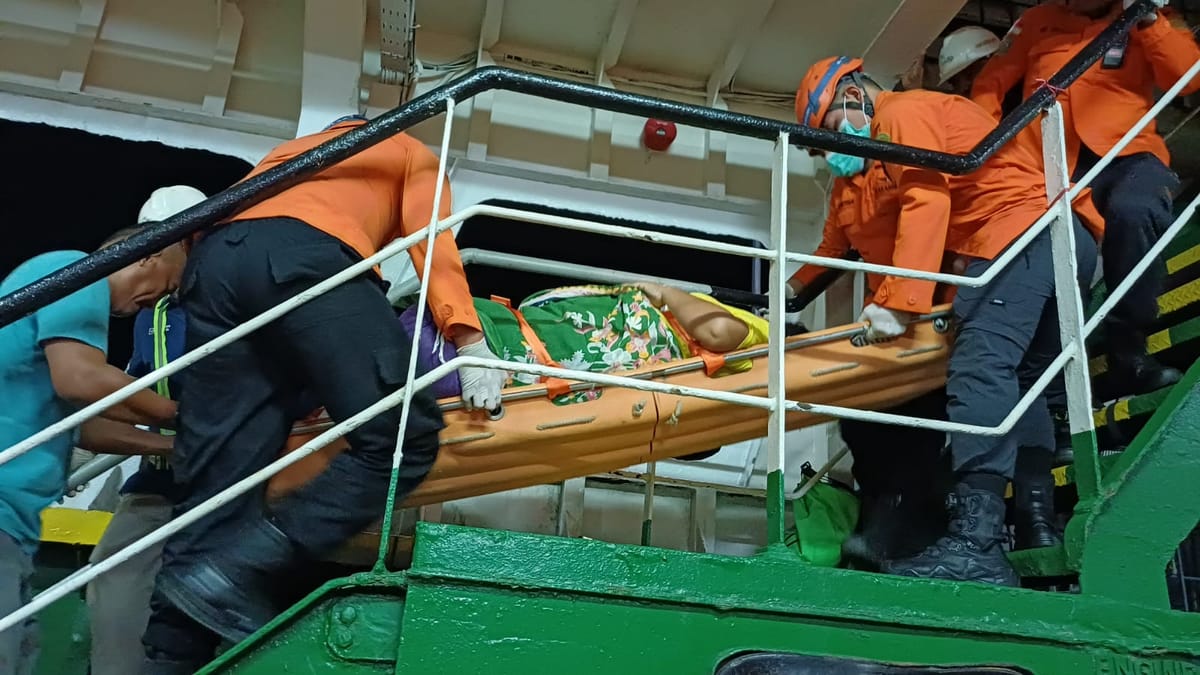 ‎Tim SAR Padang Evakuasi Ibu yang Baru Melahirkan di Kapal KMP Ambu-Ambu