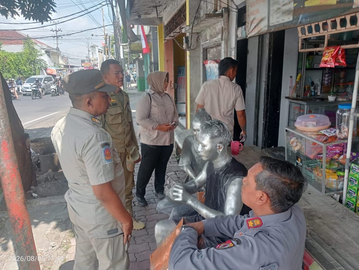 Satpol PP Jember Amankan Manusia Silver Saat Patroli di Lampu Merah Gladak Kembar