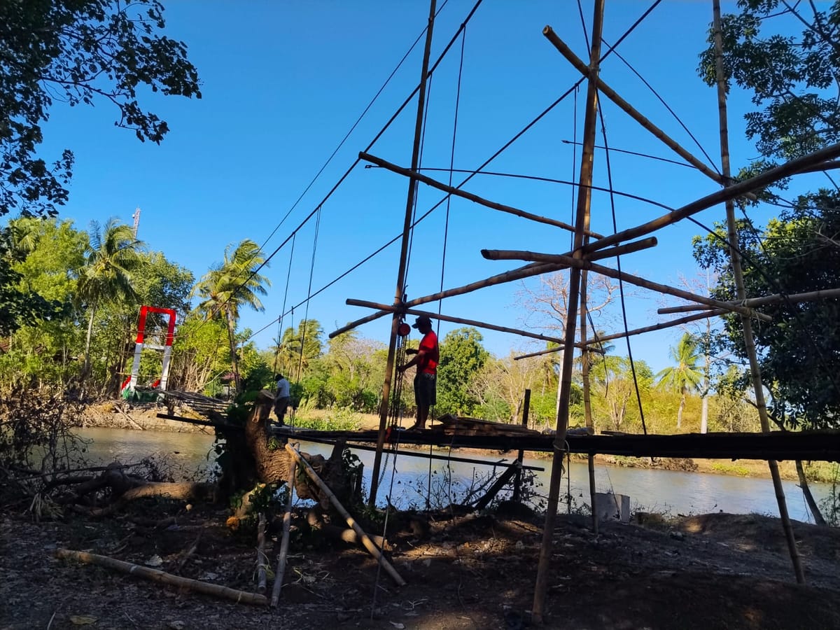 Merangkai Kekuatan Diatas Sungai, Prajurit Kodim 1425/Jeneponto Perkuat Jembatan Gantung Sungai Saballang
