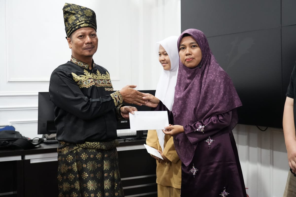 Plt Bupati H. Mukhlisin Serahkan Bonus Juara MTQ Riau, Apresiasi Generasi Qurani Kuansing