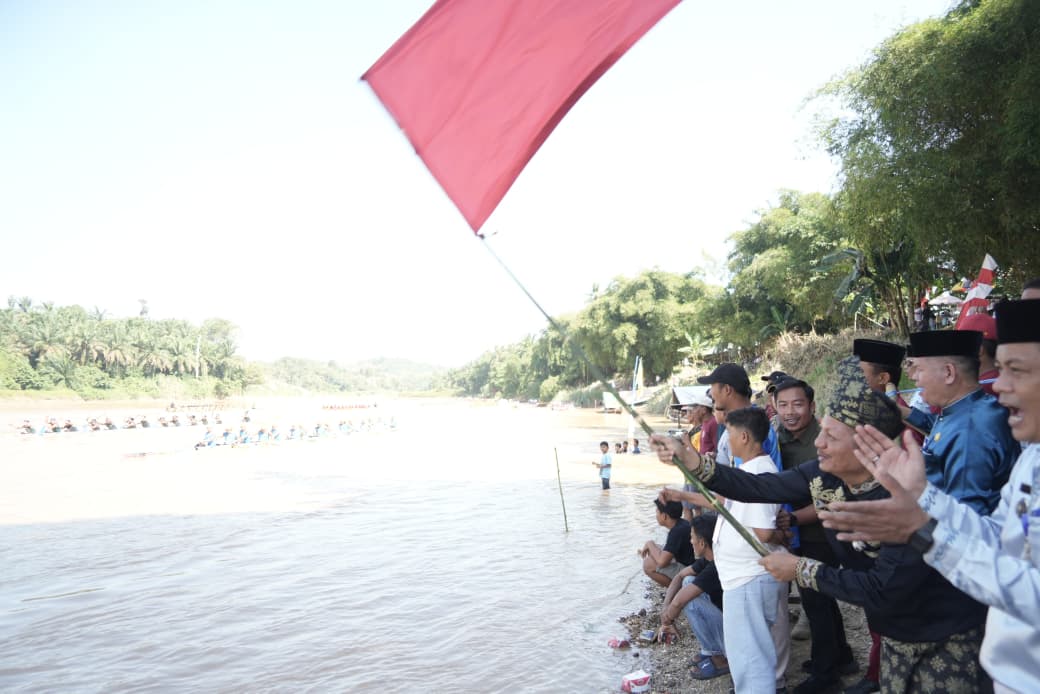 Ribuan Warga Tumpah Ruah! Mukhlisin Lepas  Hilir Perdana Pacu Jalur Mini, Tepian Ronge Biru Bergemuruh