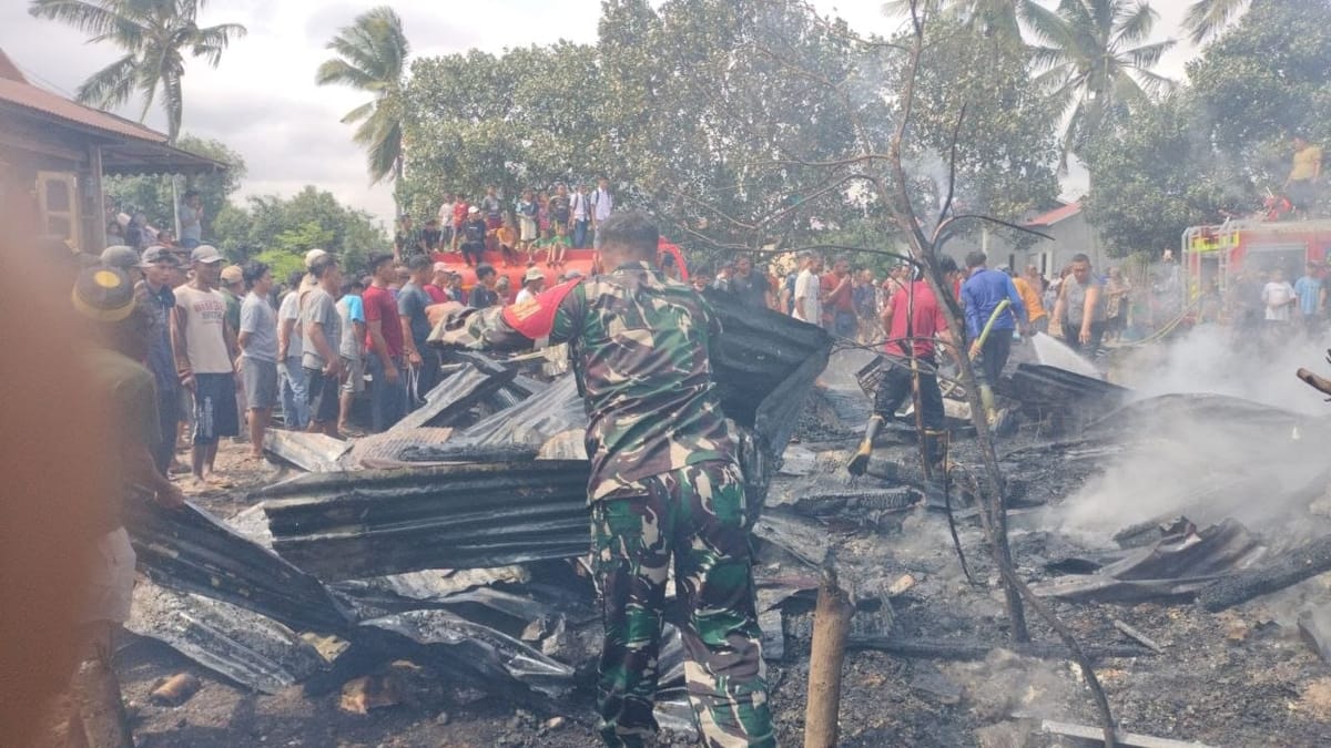 Tiga Rumah Dilalap Api di Jeneponto, Babinsa dan Warga Berjibaku Cegah Kobaran Meluas