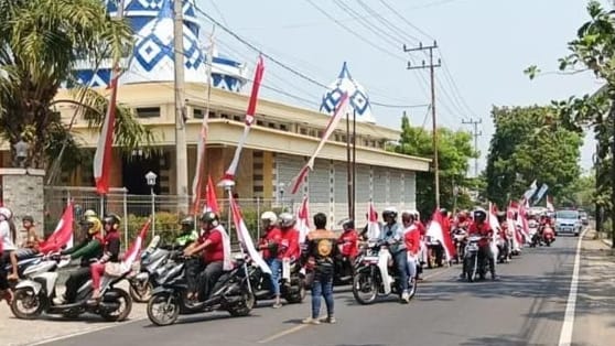 Ratusan Relawan Rayakan HUT Ke-81 Kemerdekaan RI Dengan Safari Merah Putih