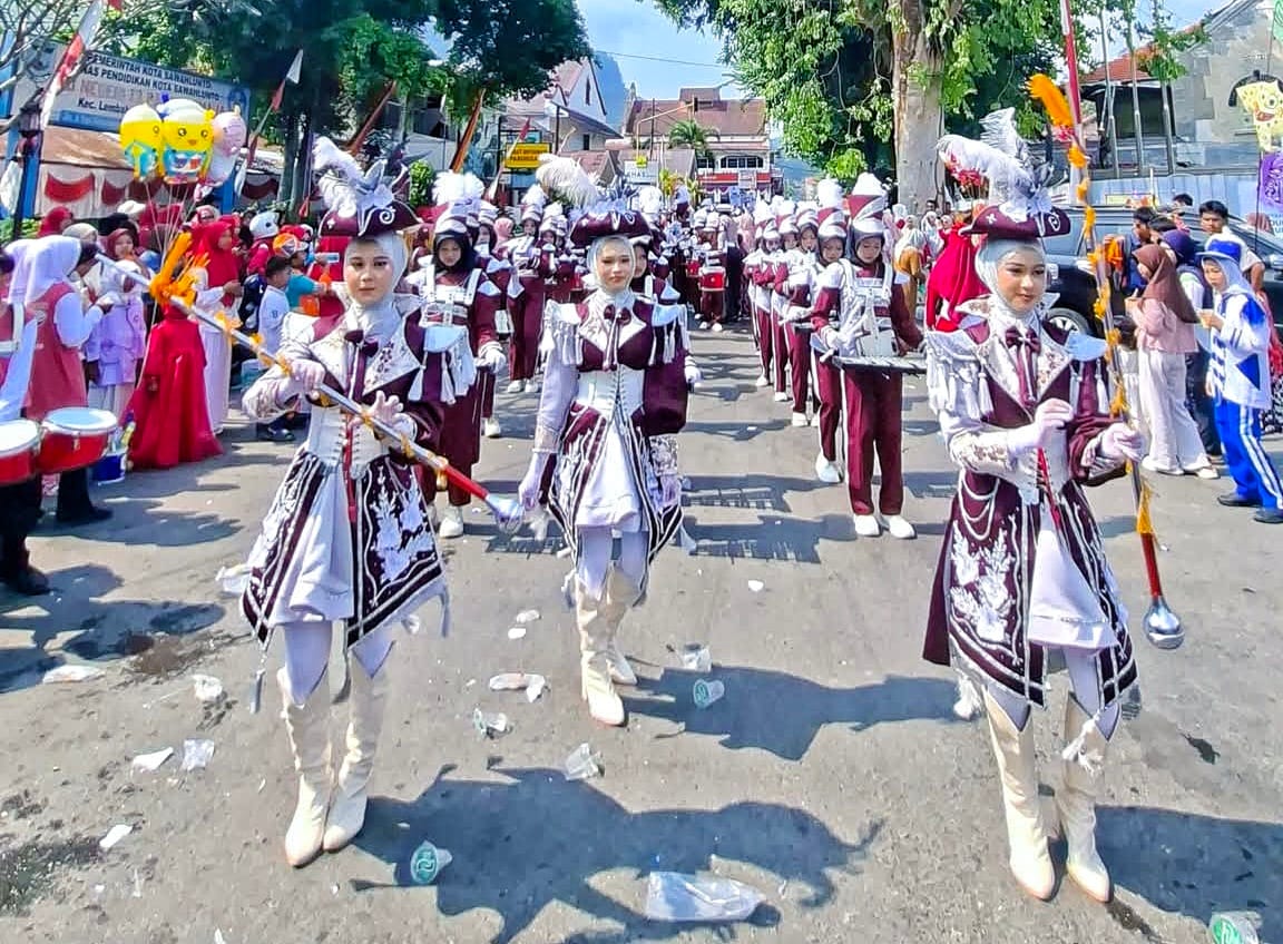 Marching Band MTsN 2 Tampil Memukau, Tsandu Unjuk Potensi di Pawai Alegoris HUT ke-81 RI