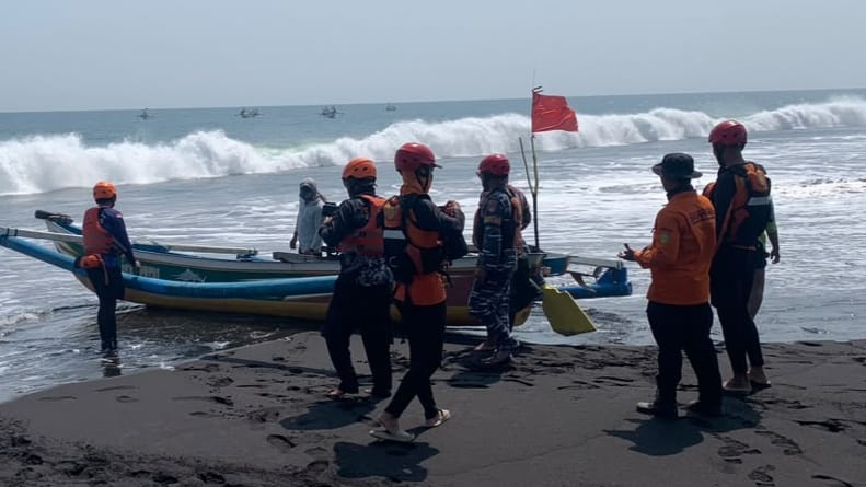 Gelombang Tinggi Hambat Pencarian Hari Ketiga 3 Nelayan Hilang di Pantai Paseban Jember