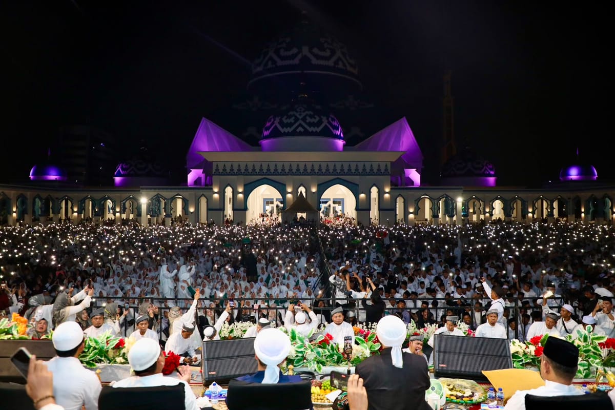 Ribuan Jemaah Memadati Masjid Agung Raja Hamidah Batam Mengikuti Kepri Bersalawat