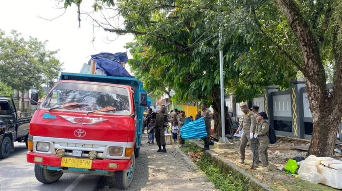 Tidak Mengindahkan Peringatan, Satpol PP Mimika Tindak Pedagang Kaki Lima