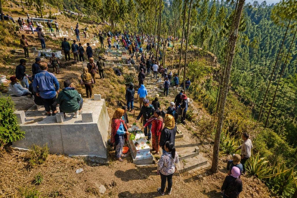 Warga Suku Tengger Ramaikan Puncak Hari Raya Adat Karo, Lakukan Nyadran Sejauh Tiga Kilometer