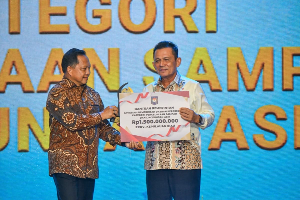 Mendagri Tito Karnavian Serahkan Apresiasi kepada Gubernur Kepri Ansar Ahmad