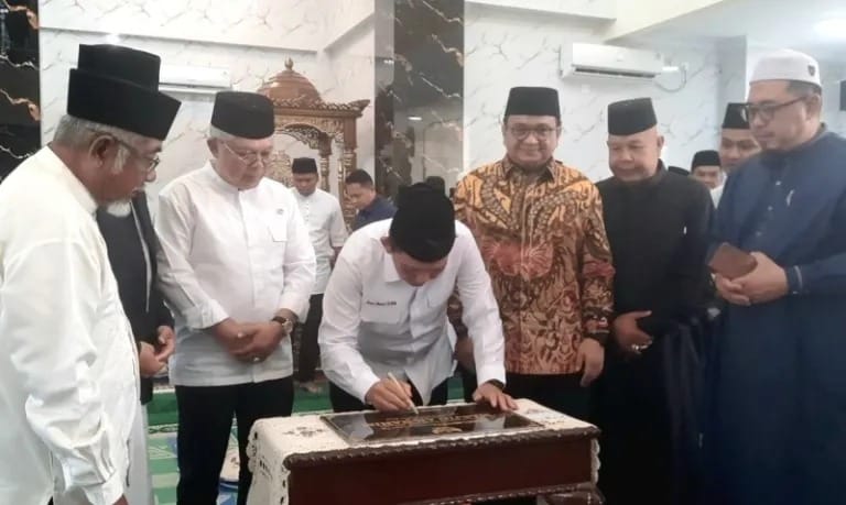 Gubernur Ansar Resmikan Masjid Ar-Rahim Teluk Keriting, Dorong Masjid Jadi Pusat Pembinaan Umat