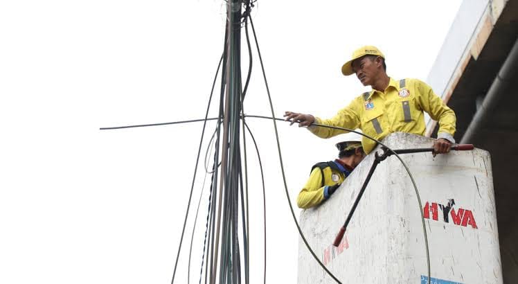 Dinas Bina Marga Jakarta Timur Terus Melakukan Penertiban Kabel Udara
