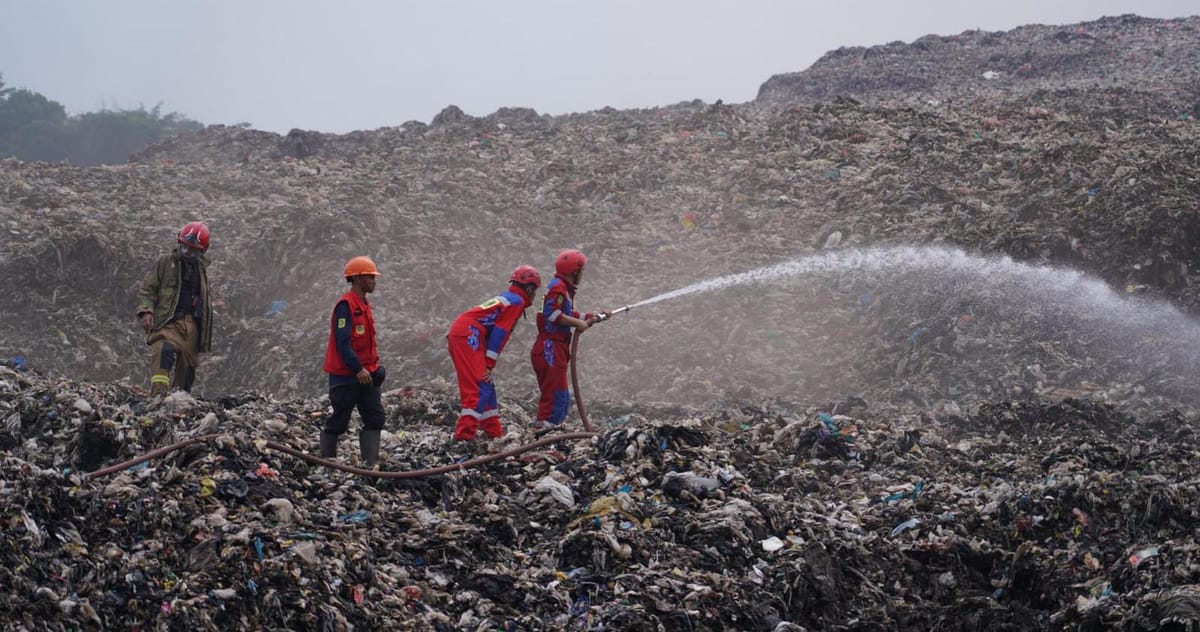 Proses Pendinginan TPAS Galuga Terus Dilakukan  Antisipasi Titik Api Baru