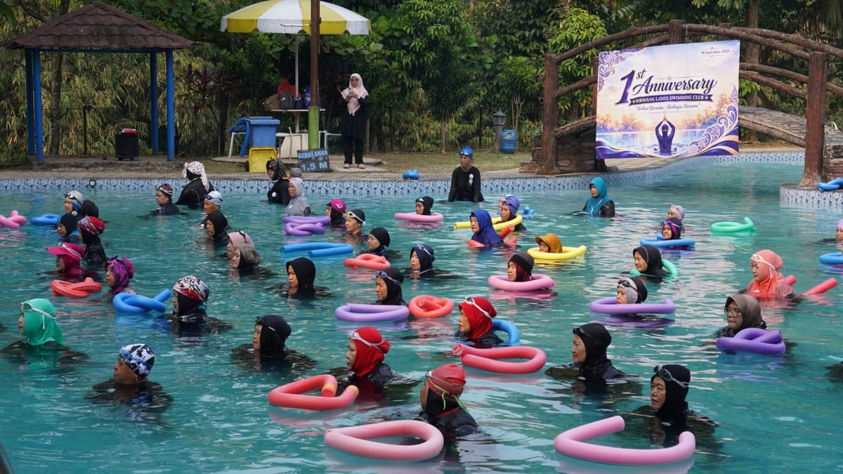 Para Lansia Yang Tergabung Nirwana Ladies Swimming Dapat Meningkatkan Olahraganya Sesuai Kemampuannya