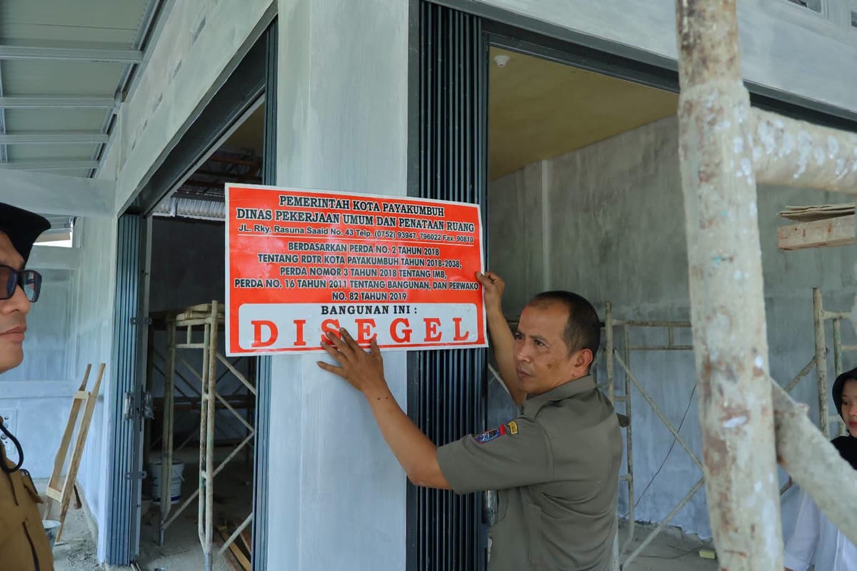 Cegah Kesemrawutan Tata Kota, Tim Gabungan Pemko Payakumbuh Segel Tiga Bangunan Tanpa Izin