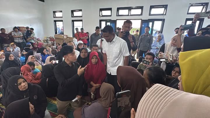 Wapres Gibran Jenguk Korban Banjir Bandang di RSUD Arosuka