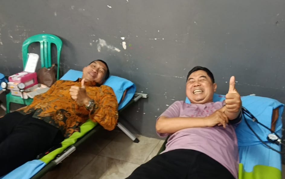 Merajut Kemanusiaan di Cakung Barat:  Legislator DKI dan Pemred Donor Darah Bersama Warga