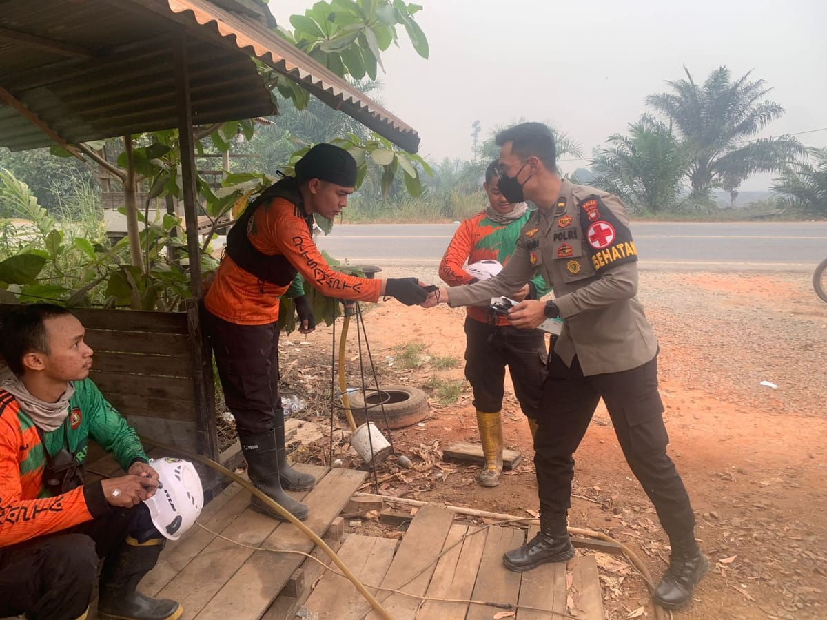 Asap Karhutla Kepung Kubu Raya, Tim Dokkes Polda Kalbar Datang Membawa Obat, Bukan Selang Pemadam