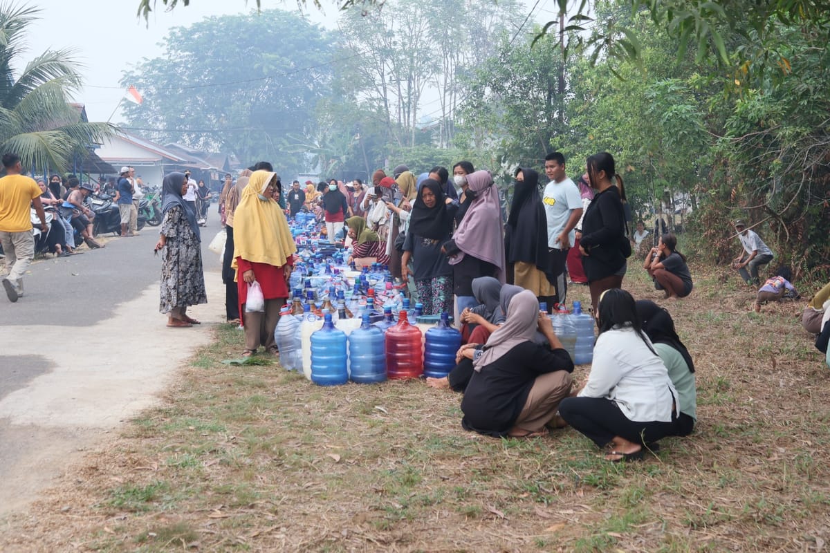 Ketika Sungai Kapuas Mengasin dan Hujan Enggan Turun, Warga Pontianak Berburu Air Bersih