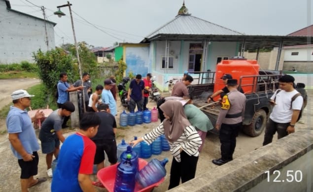 Dibawah Langit Kelabu Kalbar, Harapan Datang Melalui Air dan Sembako