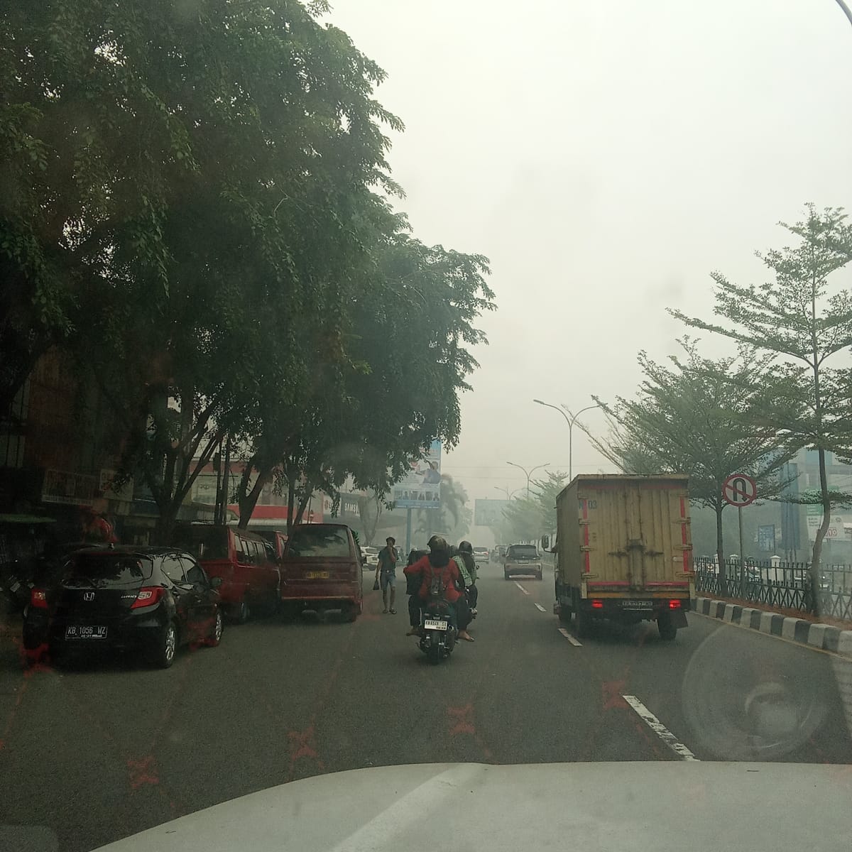 Langit Pontianak Tertutup Asap Pekat, Kualitas Udara Masuk Level Berbahaya