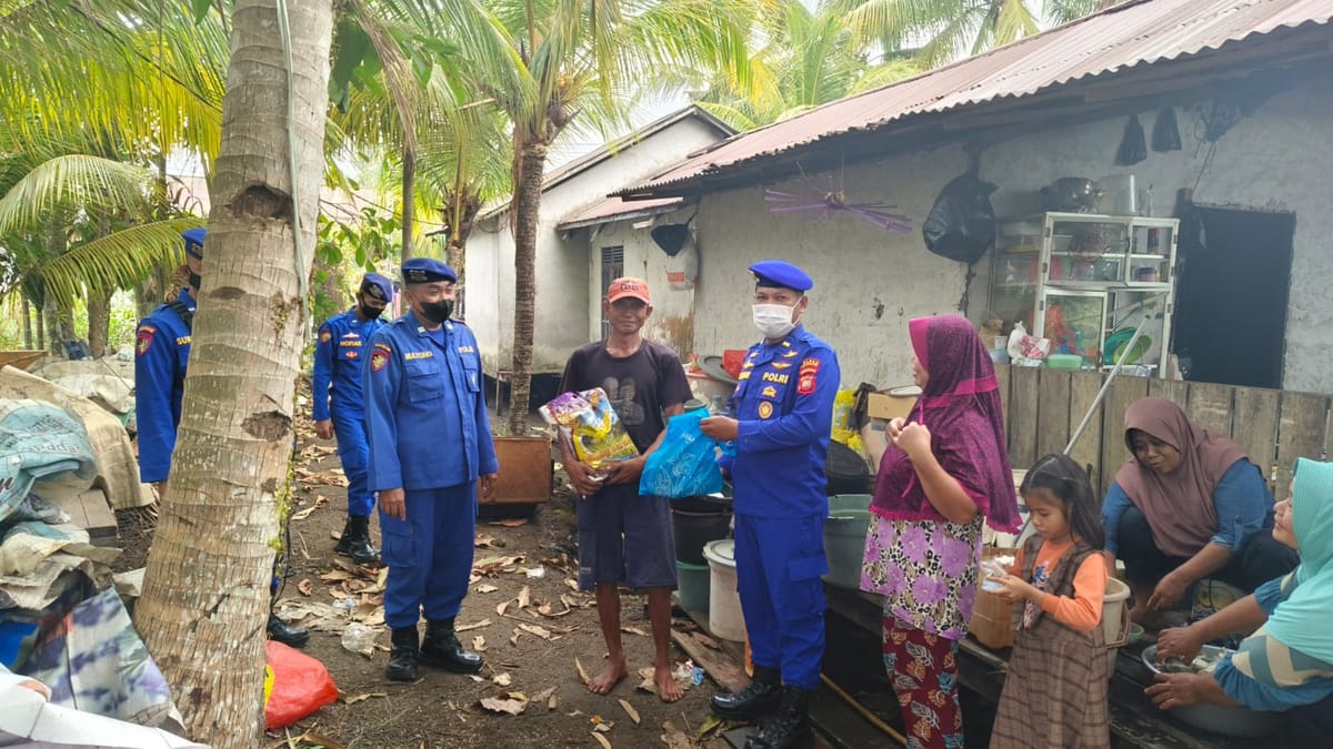 Satpolairud Polres Ketapang Sambangi Warga yang Butuh Uluran Tangan