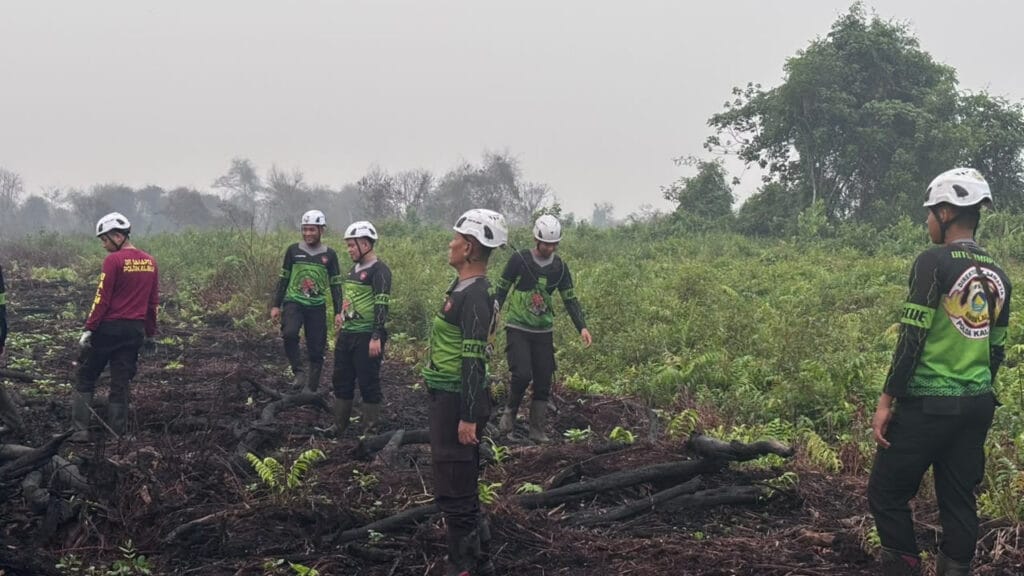 Di Tengah Hujan yang Datang Perlahan, Polisi Kalbar Tetap Menjaga Bara tak Menyala
