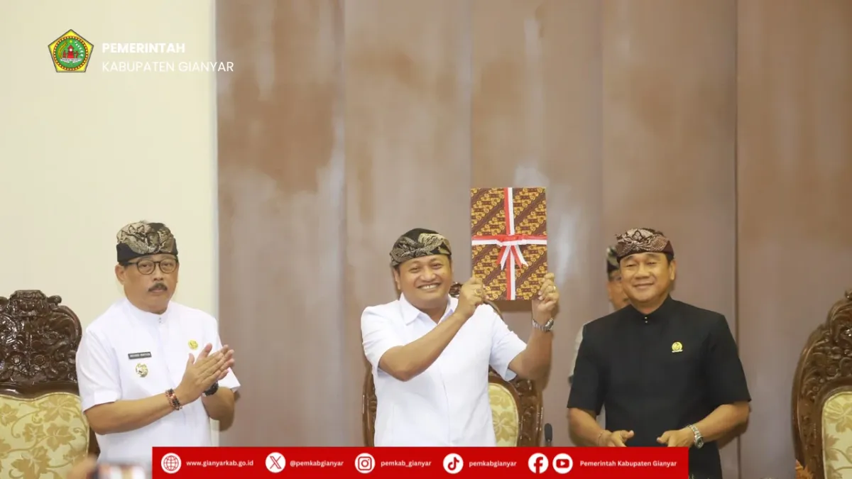 DPRD Gianyar Sahkan Dua Raperda Menjadi Perda