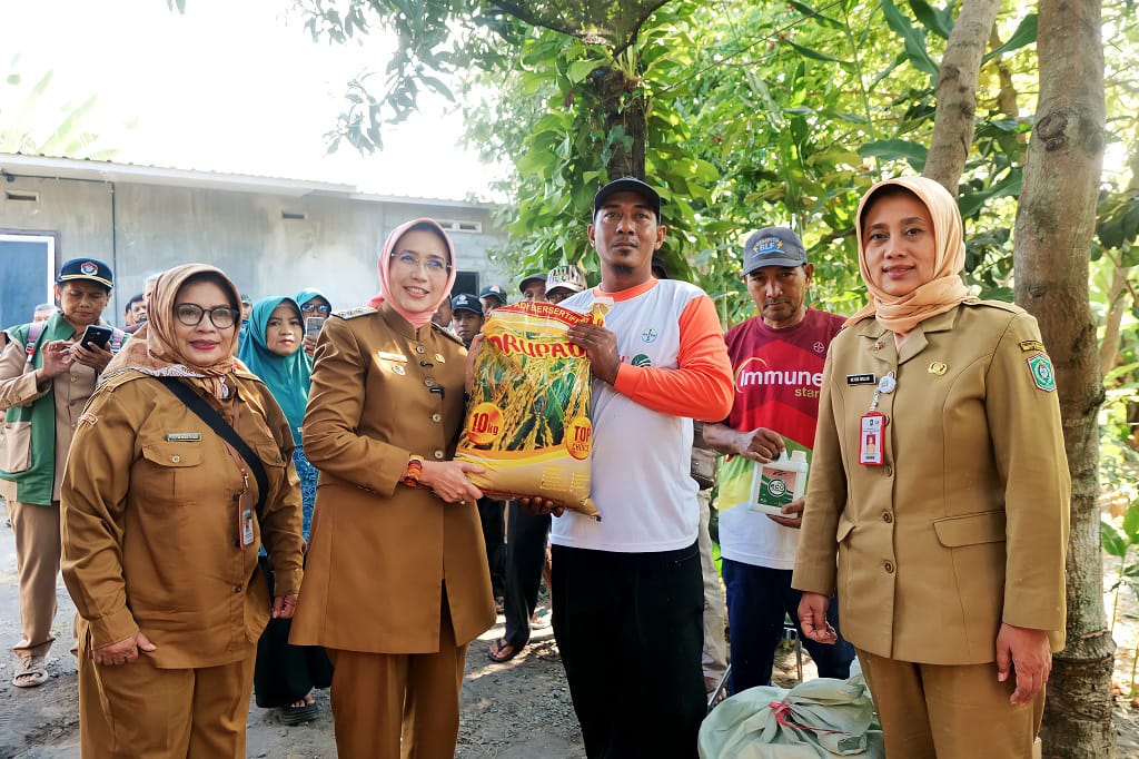 Bupati Lumajang Serahkan Bantuan Pertanian dan Perikanan