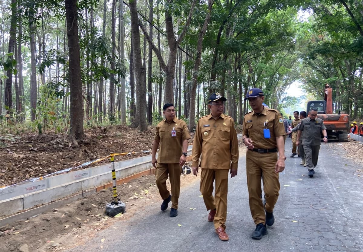 Bupati Bondowoso Tinjau Langsung Perbaikan Jalan Curahdami dan Tanggul Ko’ong
