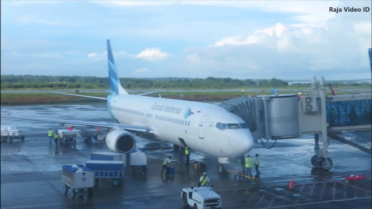 Aktivitas Penerbangan Di Bandara DEO Sorong Normal Meski Kota Sorong Diselimuti Kabut Asap