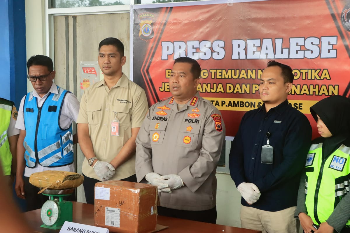 Petugas Bandara Pattimura Ambon Sita 1 Kg Paket Ganja dari Medan Tujuan Maluku Utara