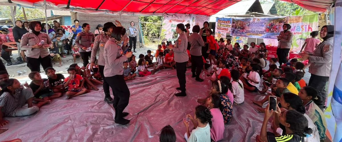 Polwan Polres SBB Berikan trauma healing 120 Anak Patahuwe-Lisabata