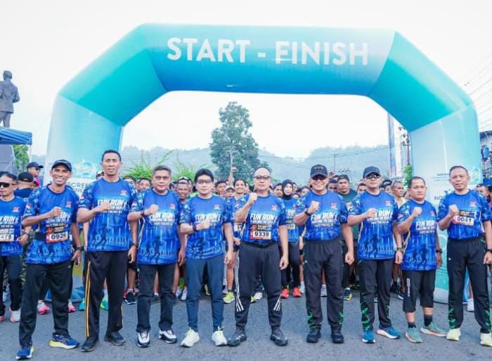 kegiatan Fun Run sejauh 6 kilometer dan Bakti Sosial  di Kota Ambon memperingati HUT TNI ke -81