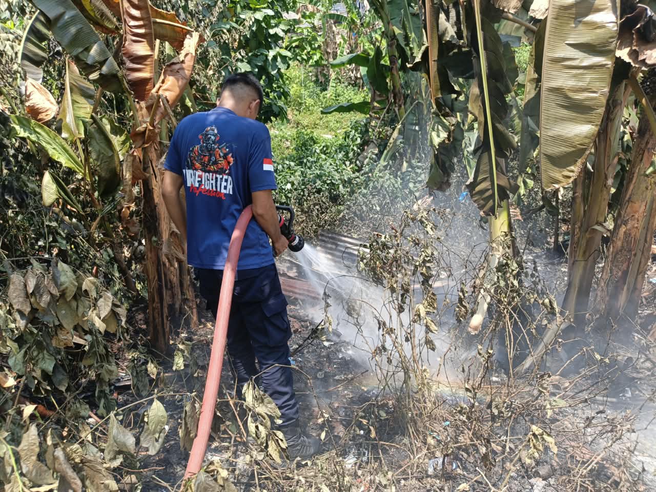 Damkar Ambon Jinakkan Api di Karang Panjang